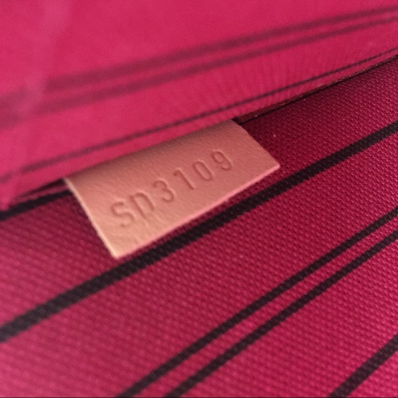 Authentic Louis Vuitton Neverfull Pochette - Picture 6 of 7